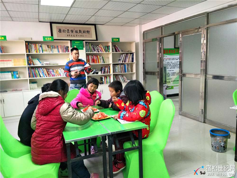 公益书屋让寒门学子享受精神食粮 (4).jpg