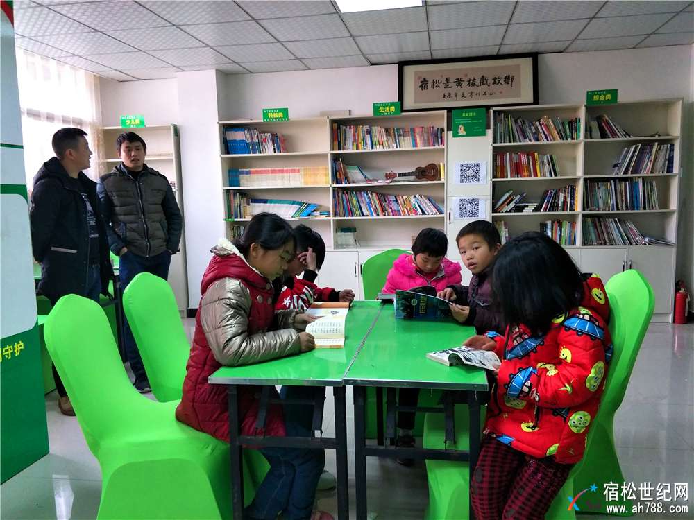 公益书屋让寒门学子享受精神食粮 (6).jpg