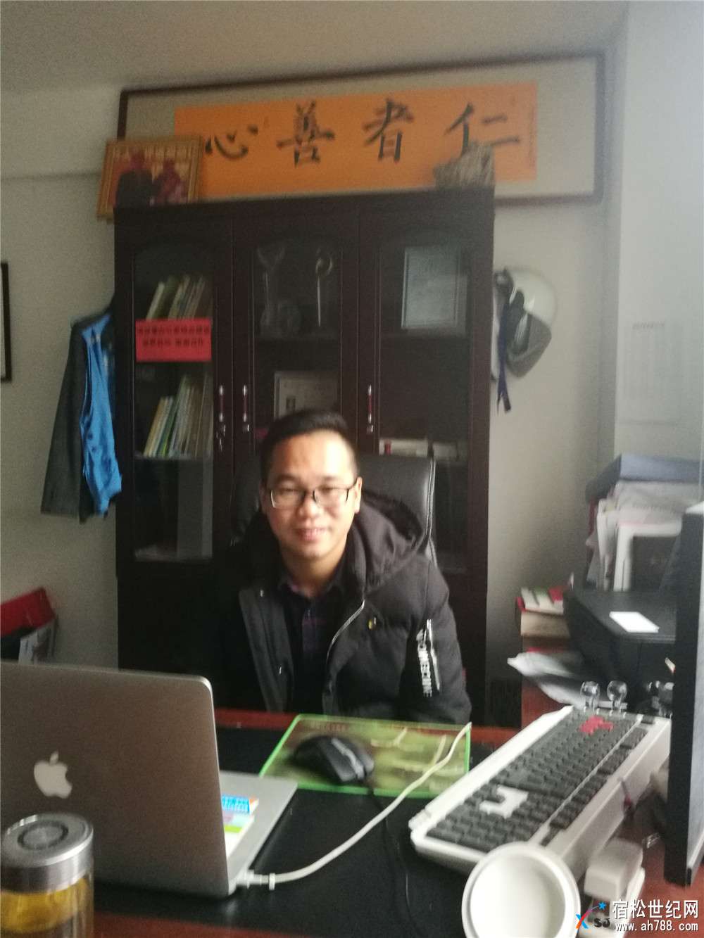 何仁在办公室.jpg