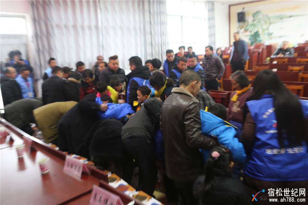 万有暖力 壹基金温暖包温暖宿松发放仪式成功举办，宿松世纪网公益协会 (6).jpg