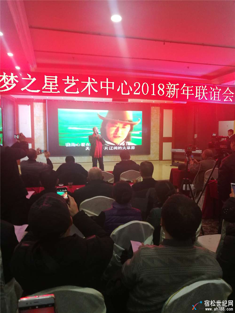 县教育局吴灼平在安瑞十二楼独唱.jpg