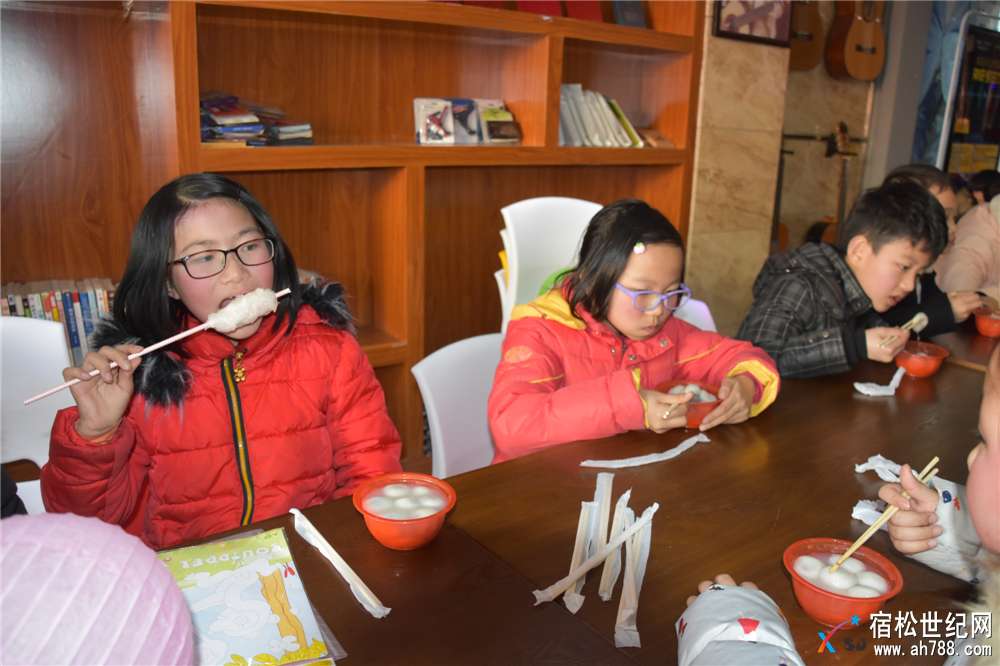 孩子们吃汤圆，宿松首届元宵花灯喜乐会 (1).jpg