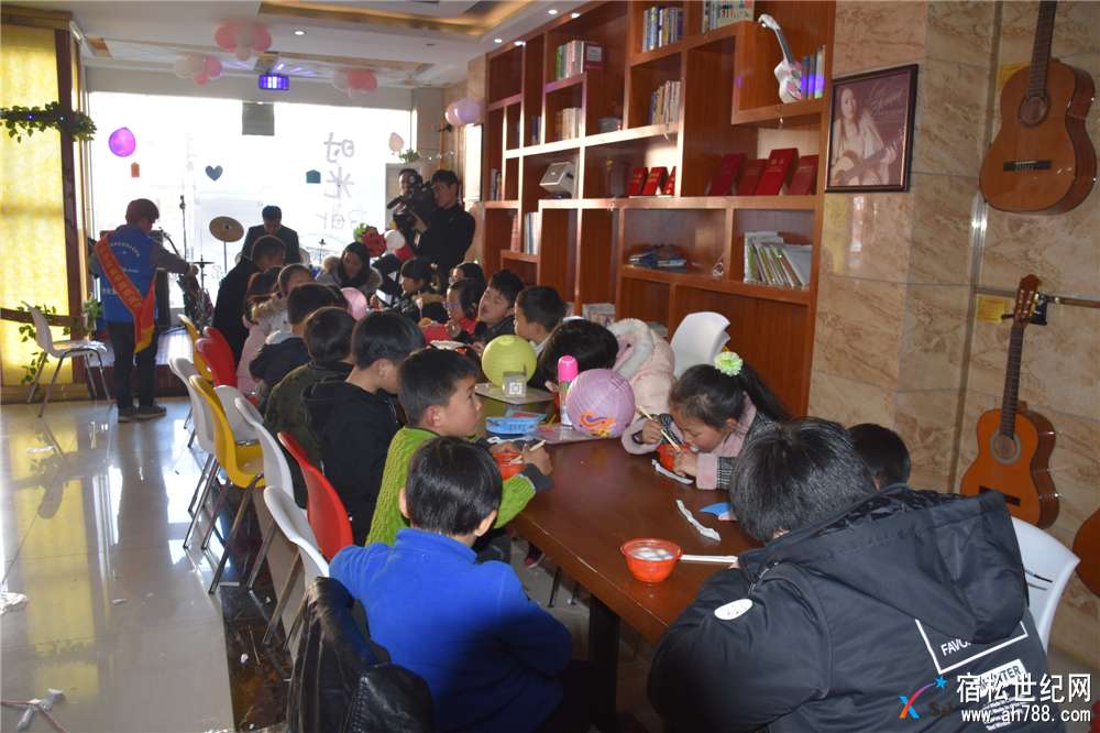 孩子们吃汤圆，宿松首届元宵花灯喜乐会 (2).jpg