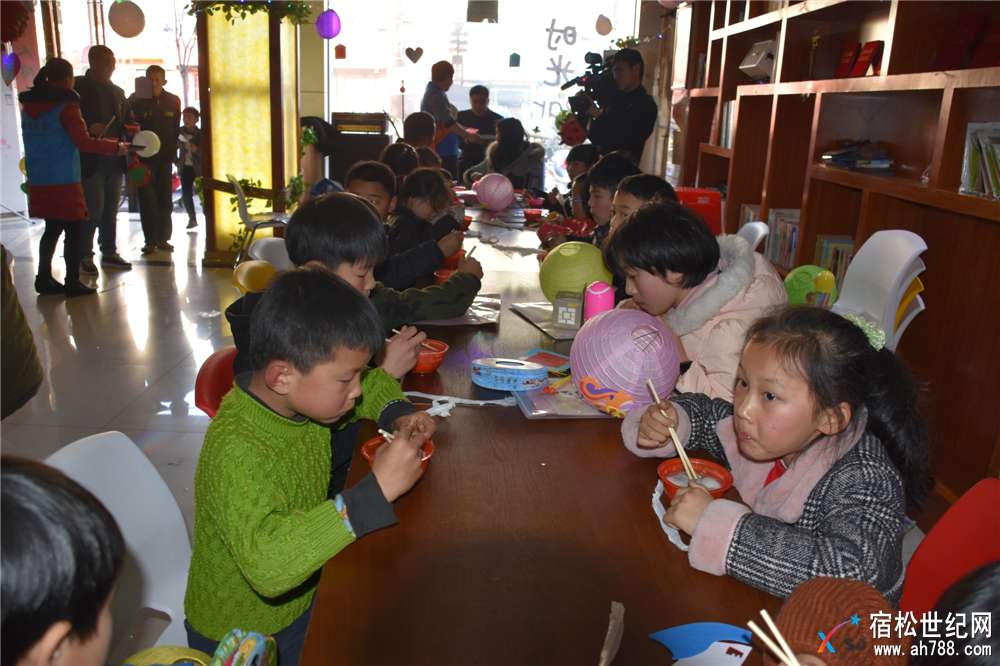 孩子们吃汤圆，宿松首届元宵花灯喜乐会 (3).jpg