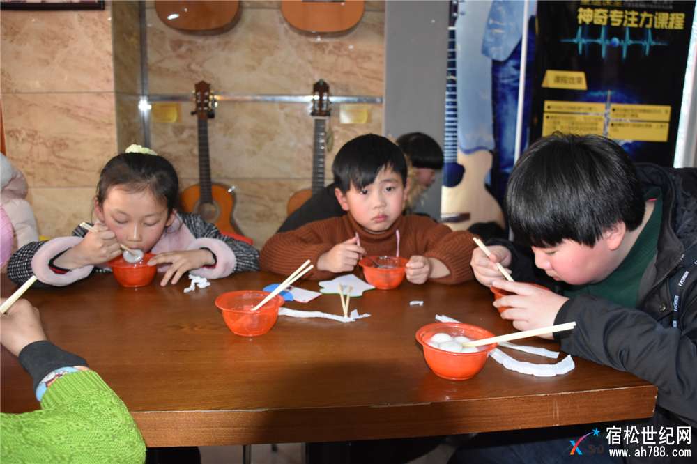 孩子们吃汤圆，宿松首届元宵花灯喜乐会 (4).jpg