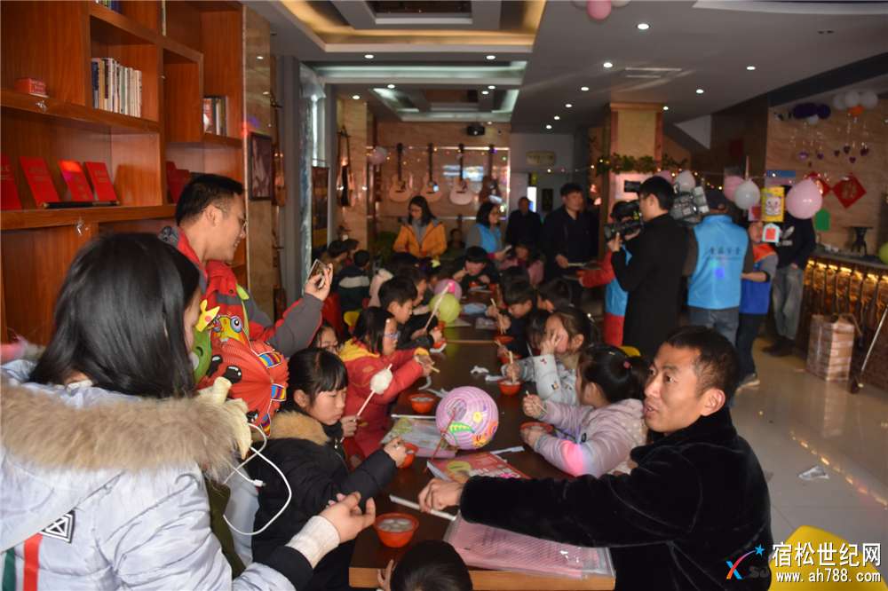 孩子们吃汤圆，宿松首届元宵花灯喜乐会 (5).jpg