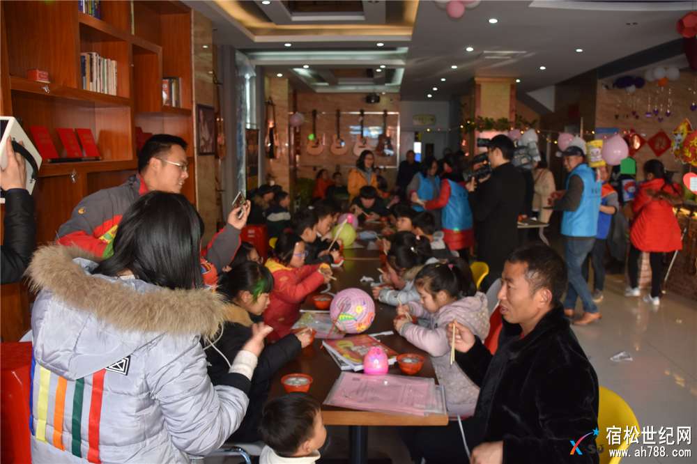 孩子们吃汤圆，宿松首届元宵花灯喜乐会.jpg