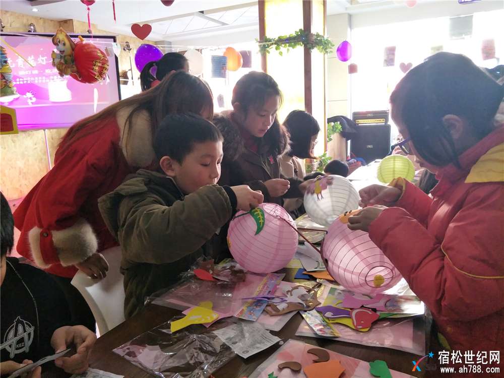 孩子们动手做灯笼，宿松首届元宵花灯喜乐会 8 (2).jpg