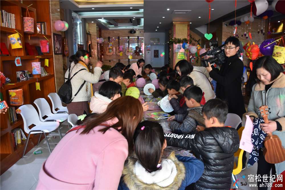 孩子们动手做灯笼，宿松首届元宵花灯喜乐会 (1).jpg