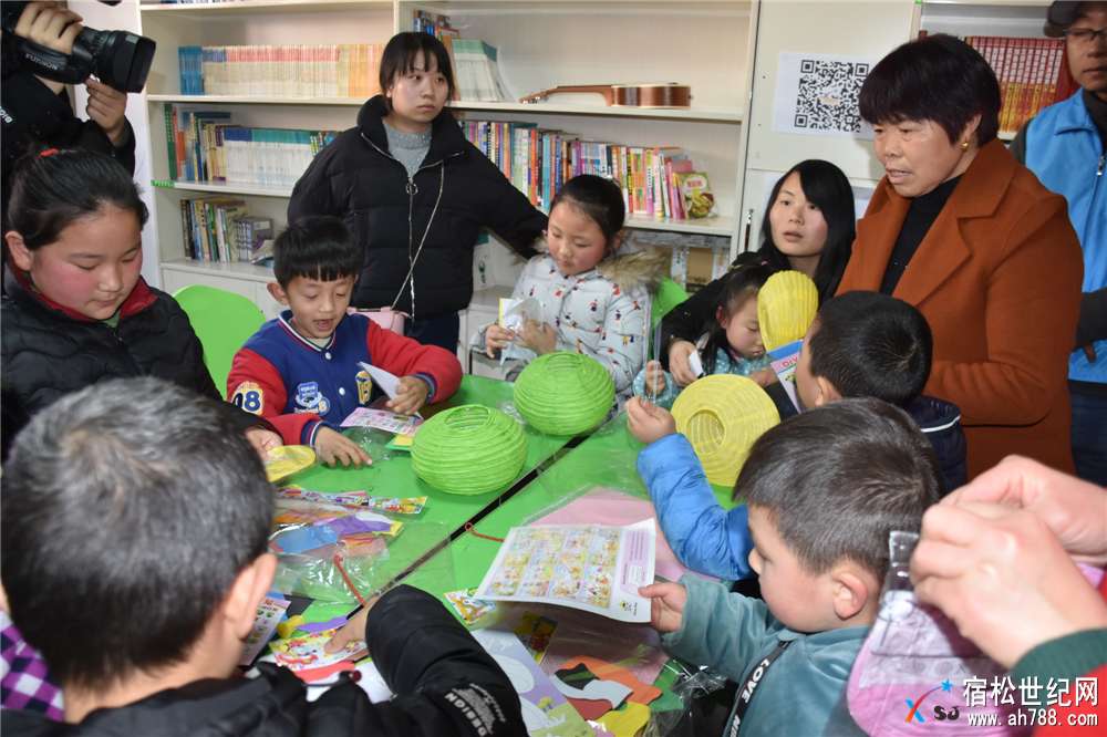 孩子们动手做灯笼，宿松首届元宵花灯喜乐会 (4).jpg