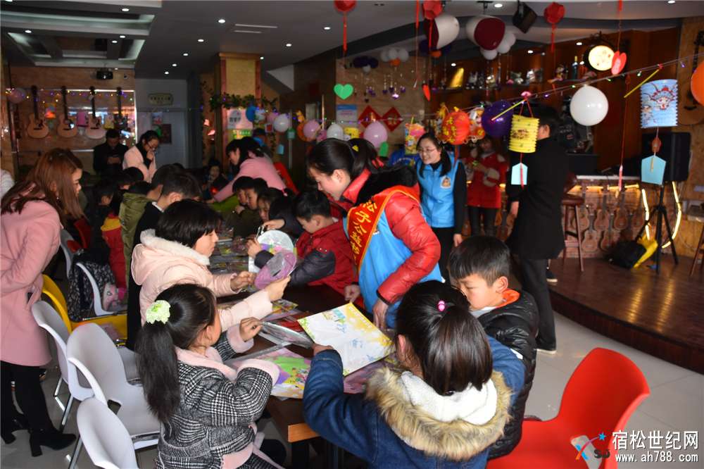 孩子们动手做灯笼，宿松首届元宵花灯喜乐会.jpg