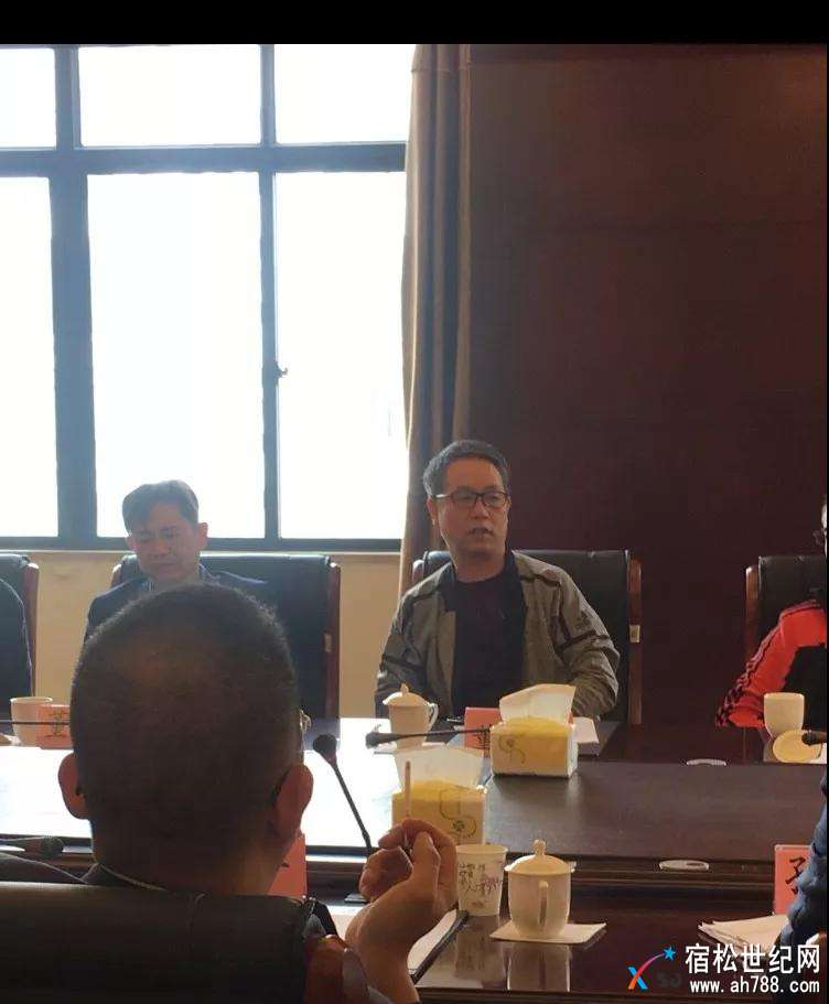 安徽松梓教育基金会在宿松华盛汉爵大酒店四楼中会议室召开了理事会一届七次全会暨换届.jpg