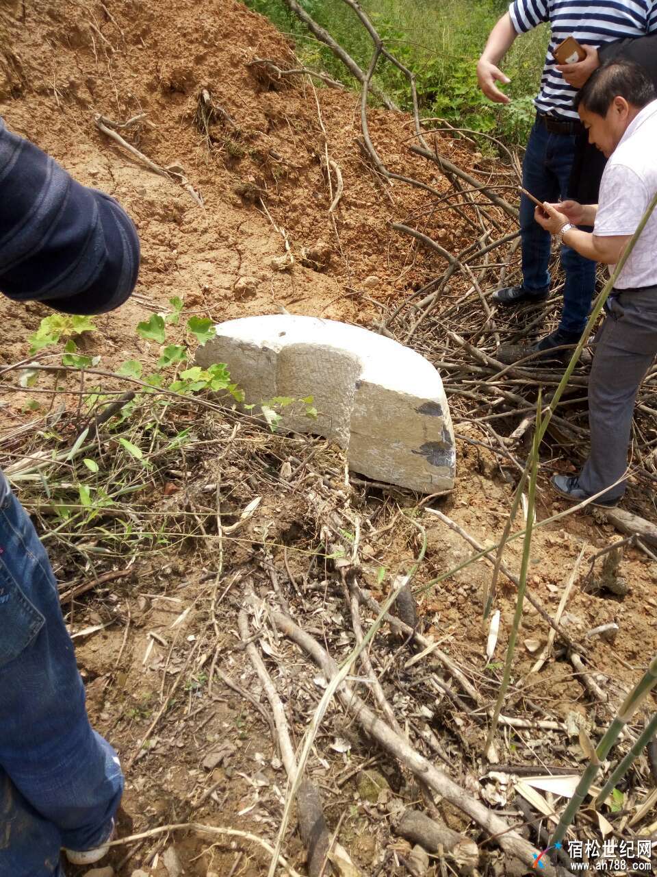 龙湖公园四墓出土石柱标志.jpg