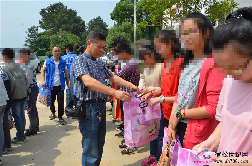 许岭慰问，助力脱贫攻坚，宿松公益人士再出发 (2).jpg