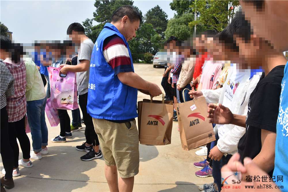 许岭慰问，助力脱贫攻坚，宿松公益人士再出发 (4).jpg