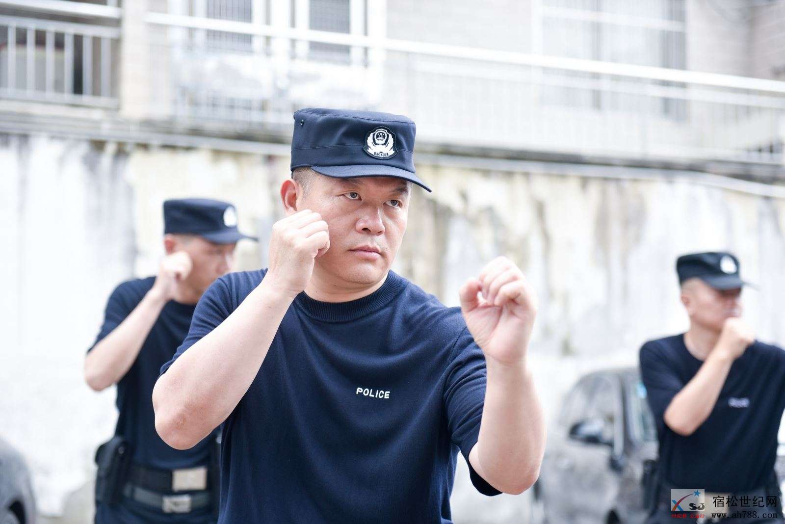 局长凌勇参加徒手攻防训练.jpg