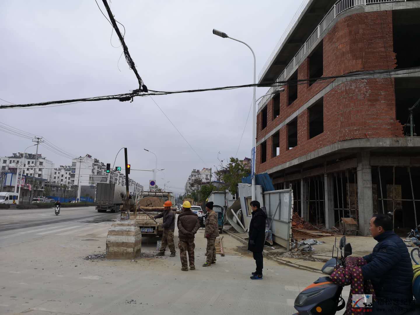 人民路龙门路口线杆.jpg