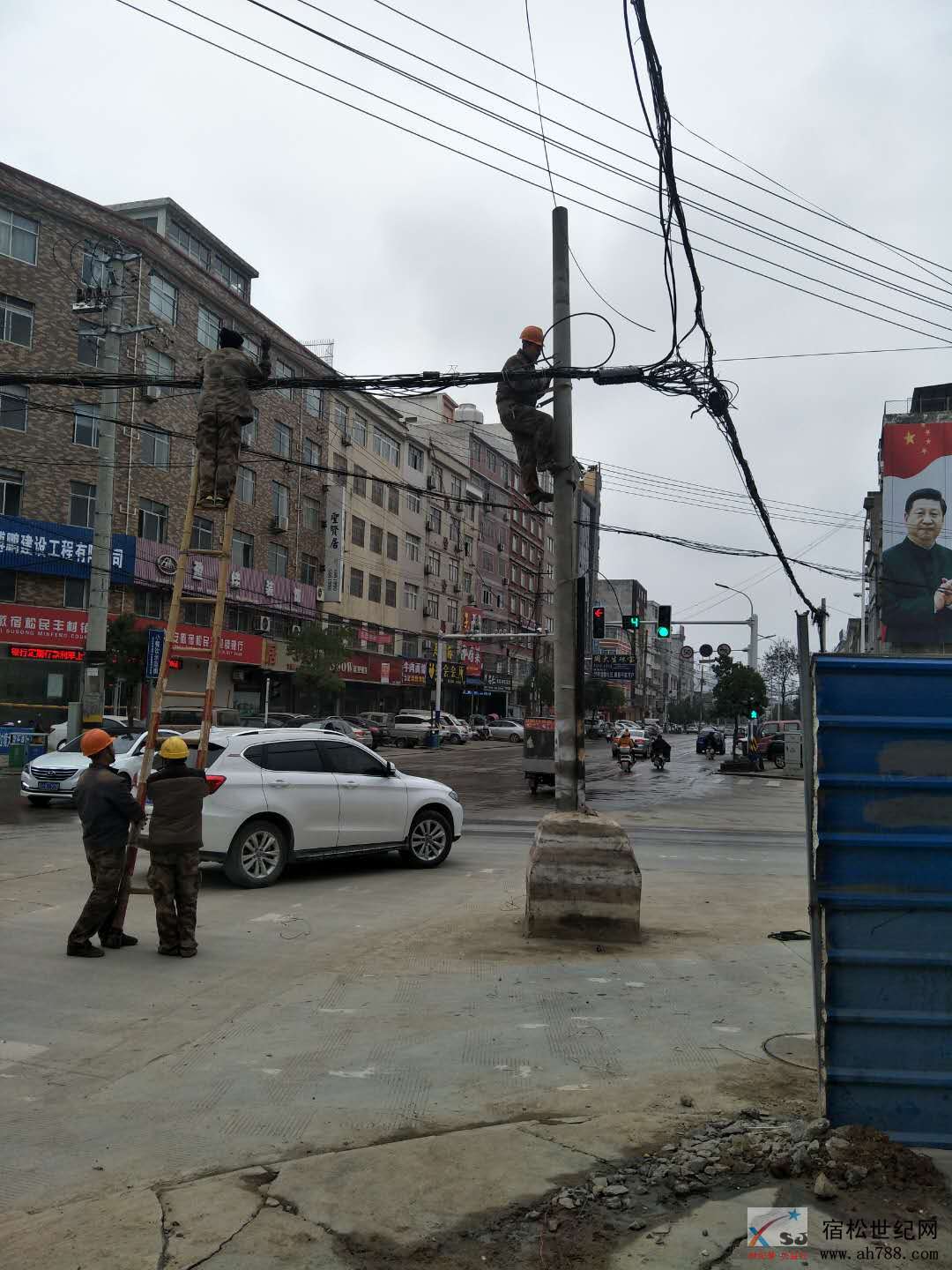 路口线杆.jpg