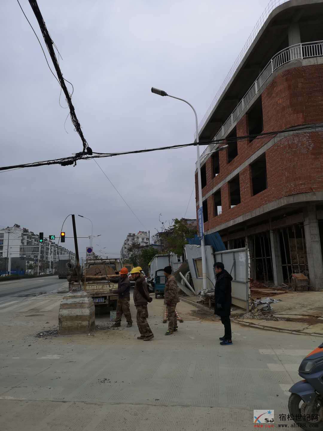 人民路龙门路口线杆2.jpg