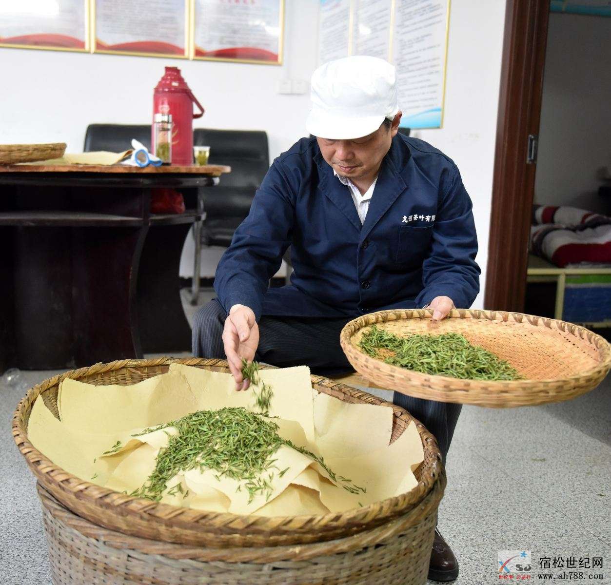 在裱纸上放置茶叶.jpg