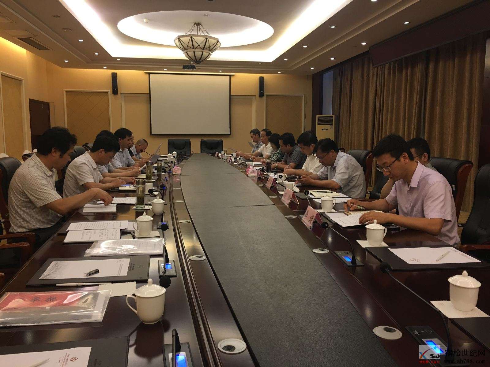 召开座谈会.JPG