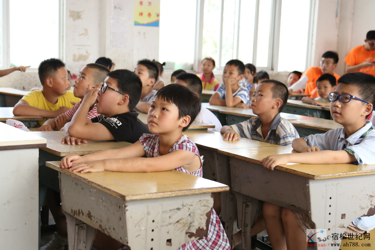 风华正茂书生时，异乡耕耘育人梦 (1).png