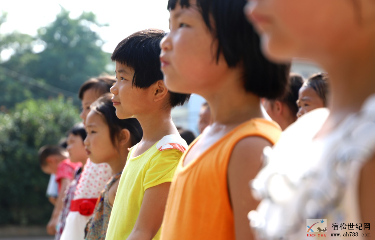 风华正茂书生时，异乡耕耘育人梦 (2).png