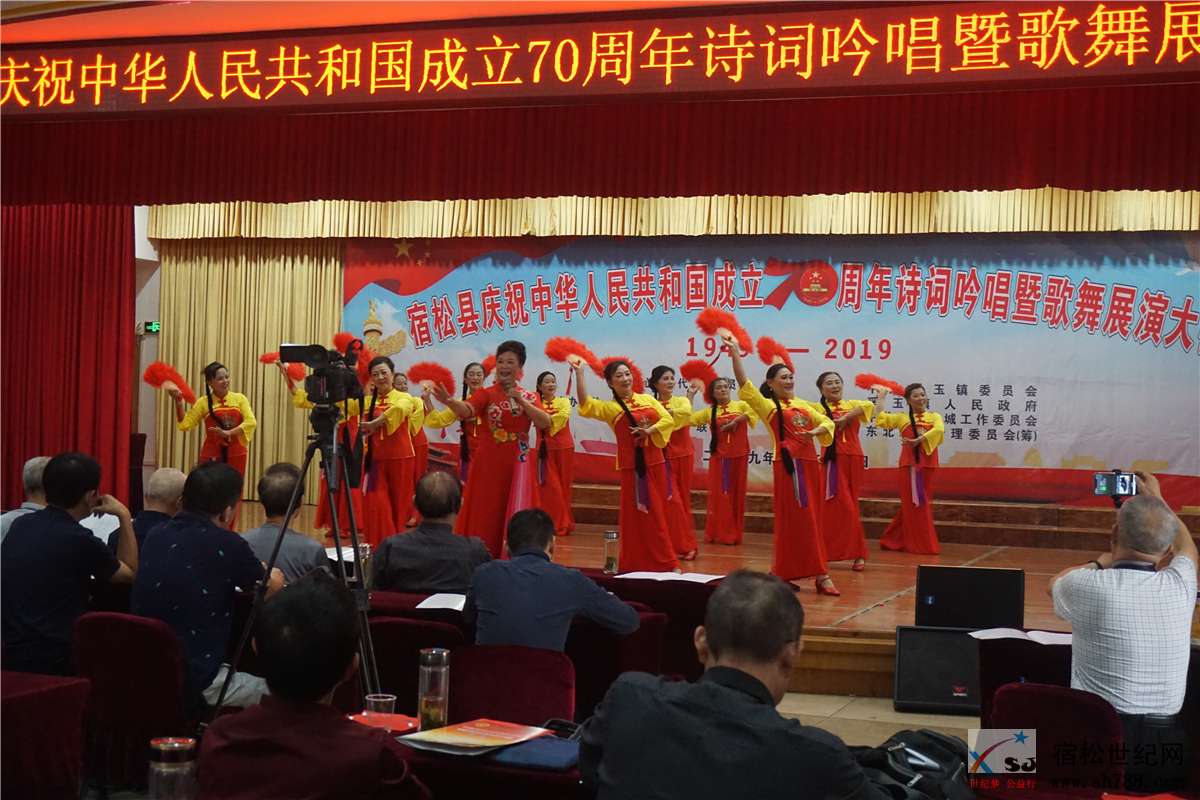 老年大学朱朱照虹吟唱.jpg