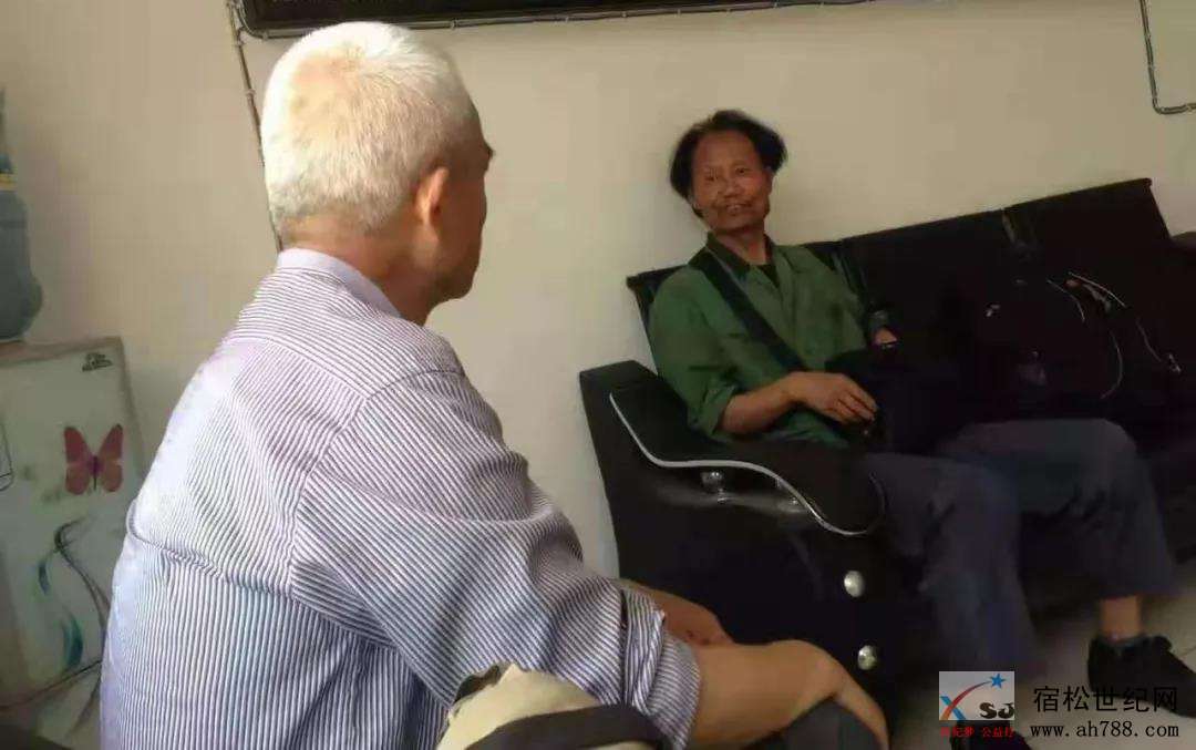 媒体视角丨何家庆：心系扶贫的“布衣教授” (2).jpg