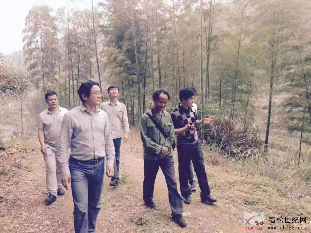 媒体视角丨何家庆：心系扶贫的“布衣教授” (1).jpg