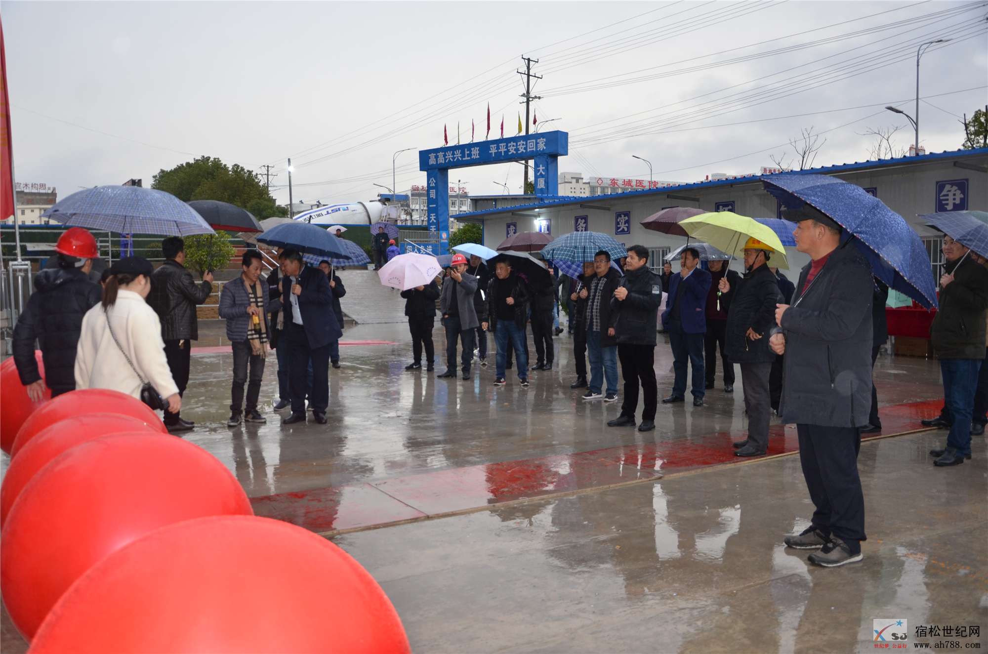 封顶大吉！宿松中明商贸大厦建设再传捷报！01.jpg