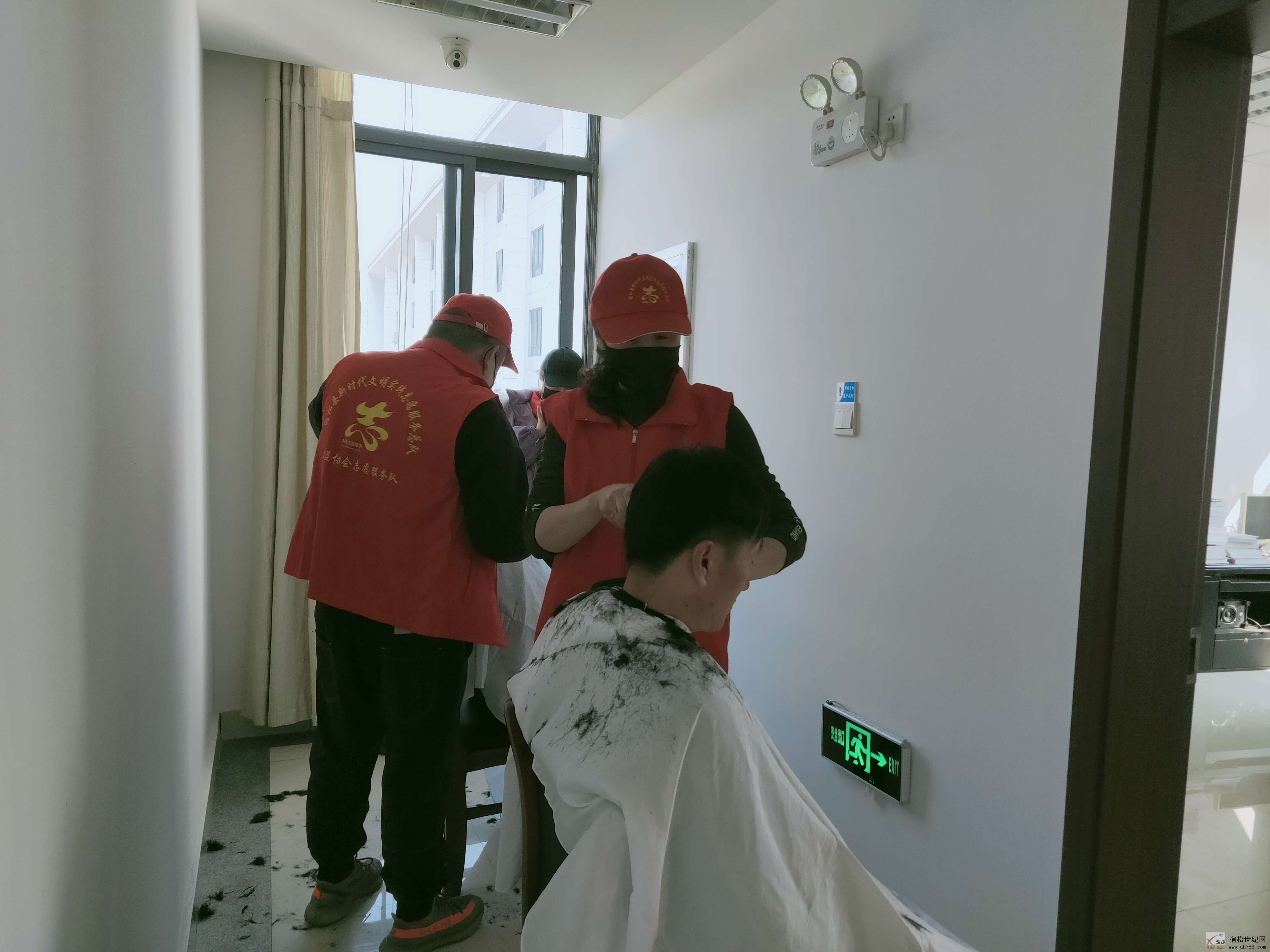 疫情防控在行动：宿松县新时代文明实践公益协会志愿服务队为疫情防控幕后的人民公仆义务理发.jpg