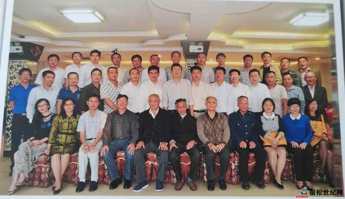 85届4.宿松县凉亭中学八五届高二理班毕业30周年聚会全体师生合影-拍摄日期2015.10.2.jpg