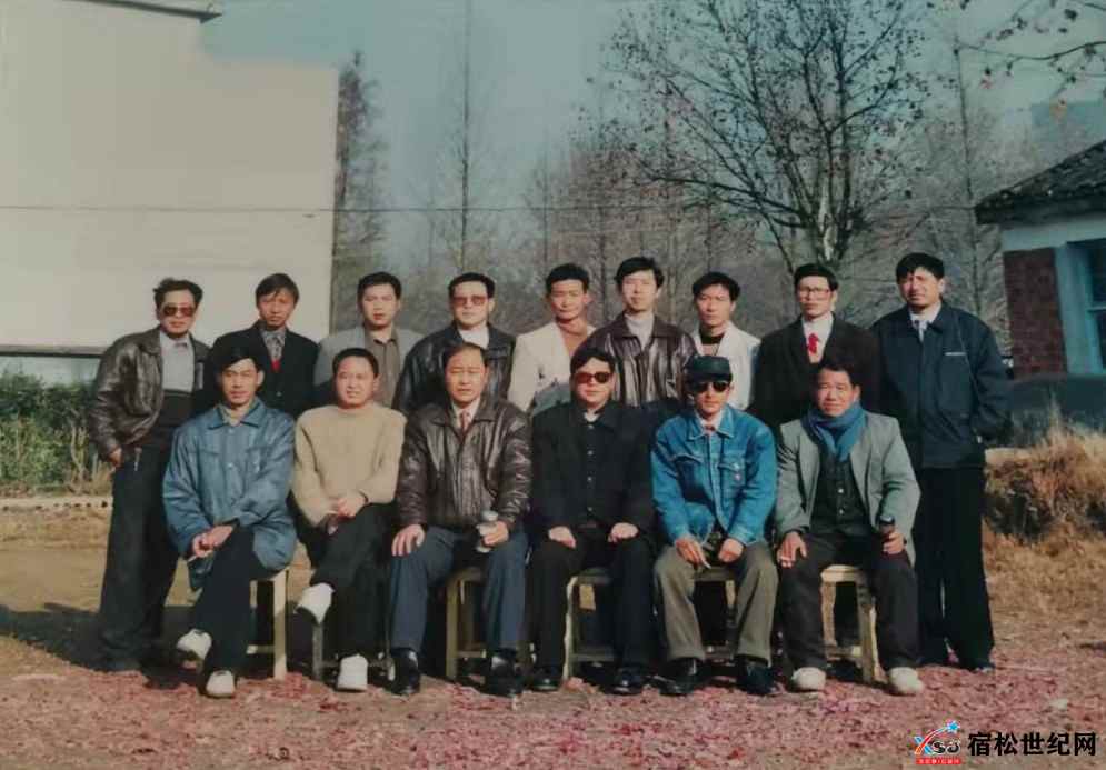 其他16.宿松县凉亭中学综合楼落成纪念合影-拍摄日期2002.12.jpg