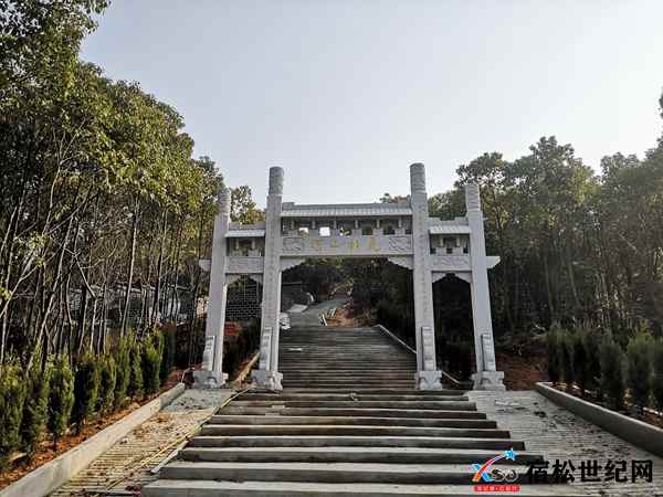 烽火山抗日烈士纪念园牌坊.jpg