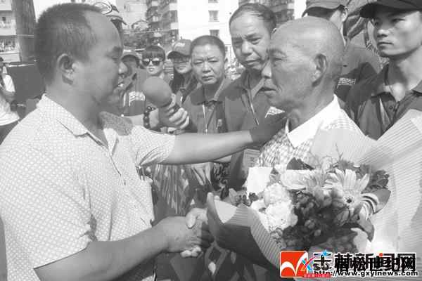 2016年9月2日，莫二毛（即王正德。手捧鲜花者）一行抵达广西玉林市容县。刚从容县火车.jpg