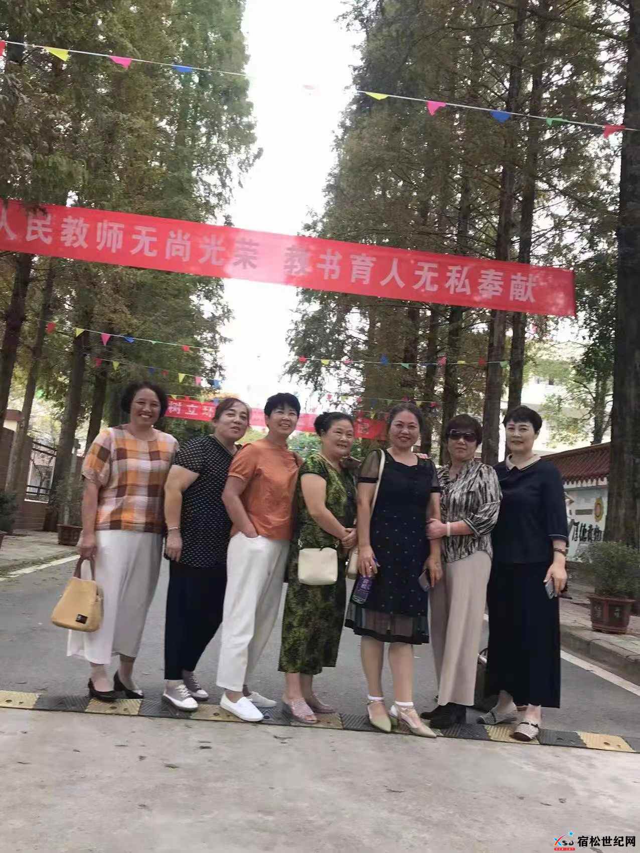 82届3.宿松县凉亭中学八二届初中毕业40周年聚会女同学合影-拍摄日期2022.10.4.jpg
