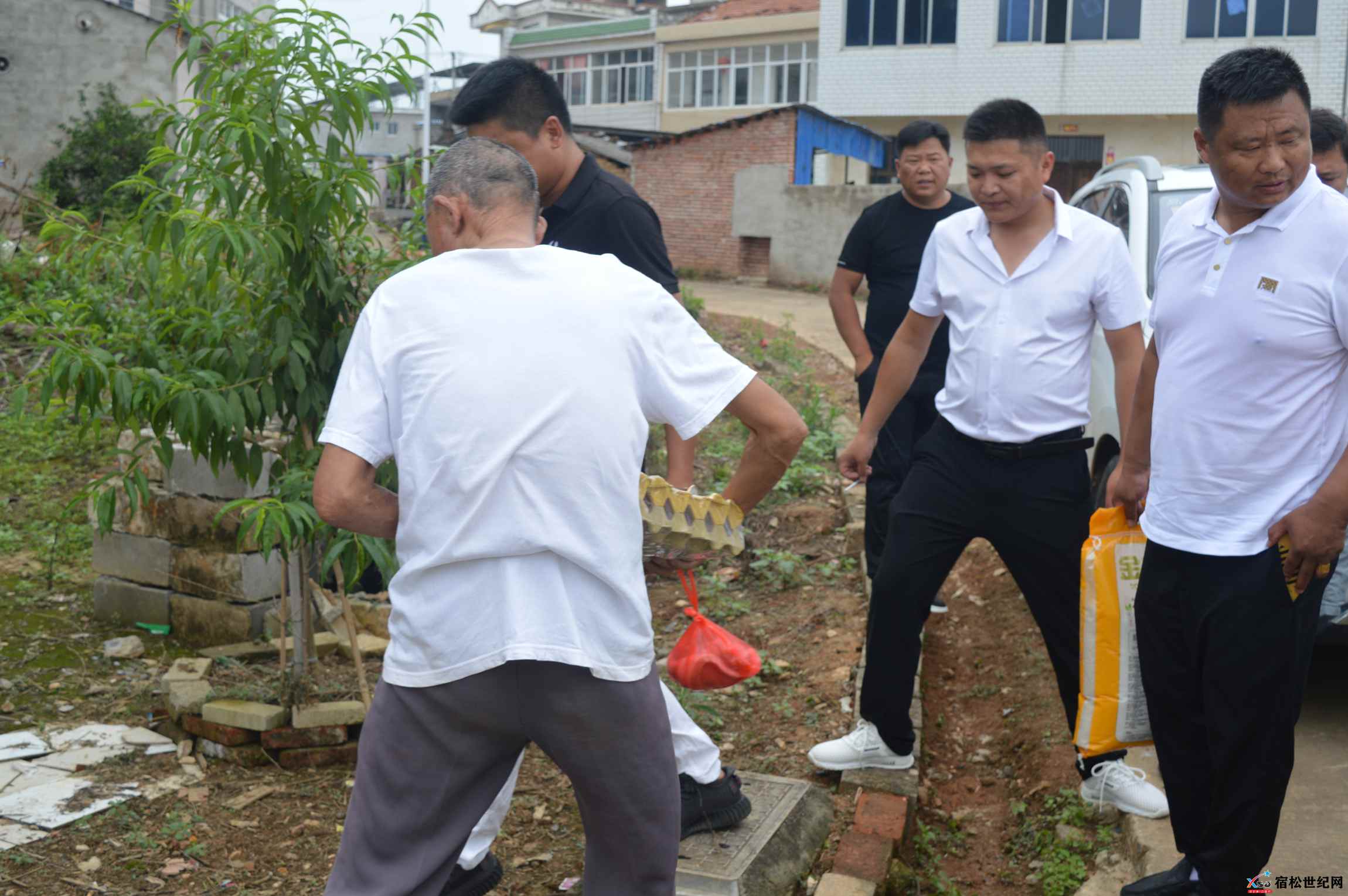 端午送福 “粽”暖人心，龙山街道韩岭村党员干部入户慰问孤寡老人 (3).jpg