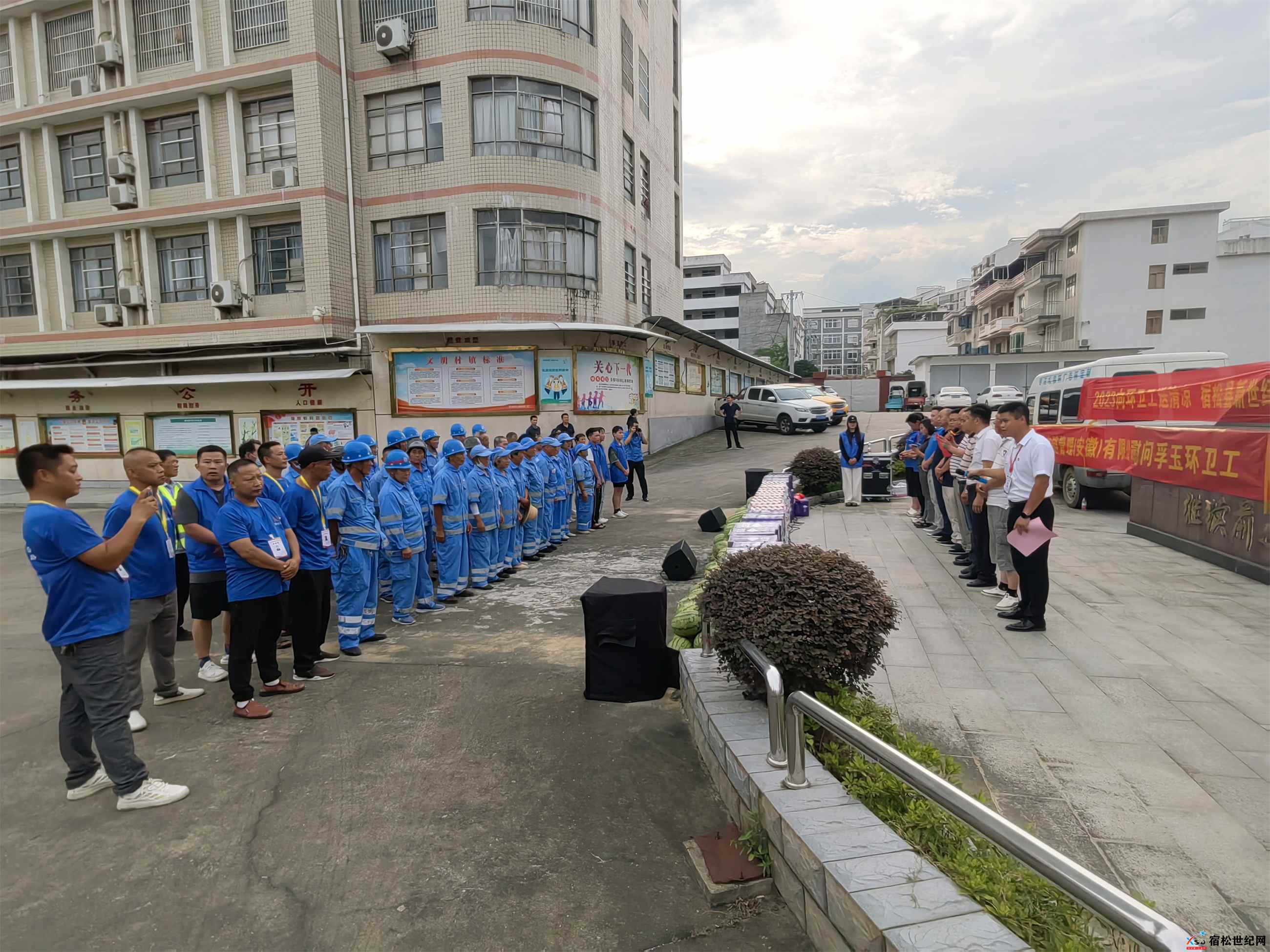 中善供应链(安徽)管理有限公司向宿松县孚玉镇环卫工送清凉 300个西瓜02.jpg