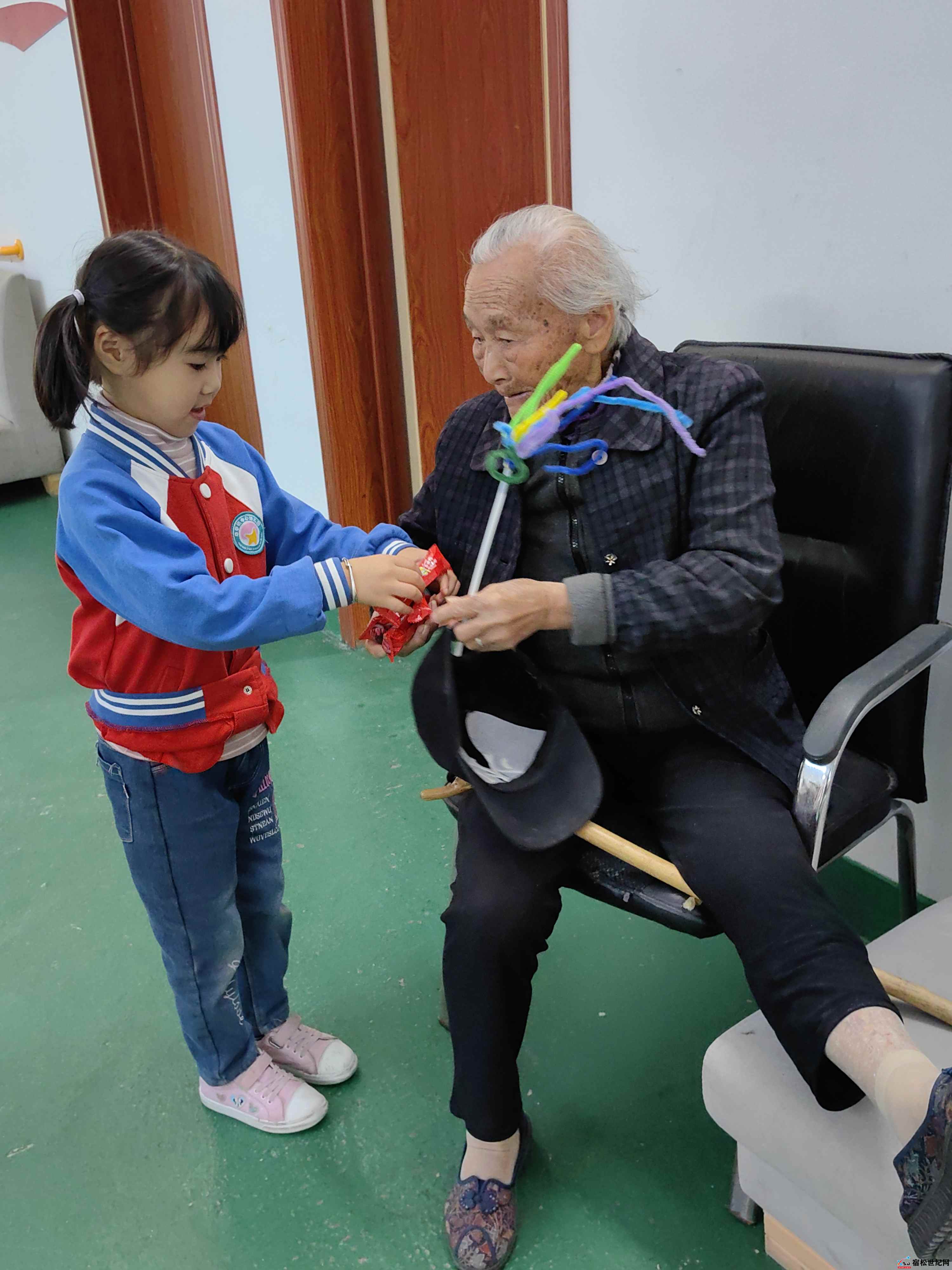 九九重阳节浓浓敬老情，宿松县华亭镇中心幼儿园重阳节主题活动 (5).jpg