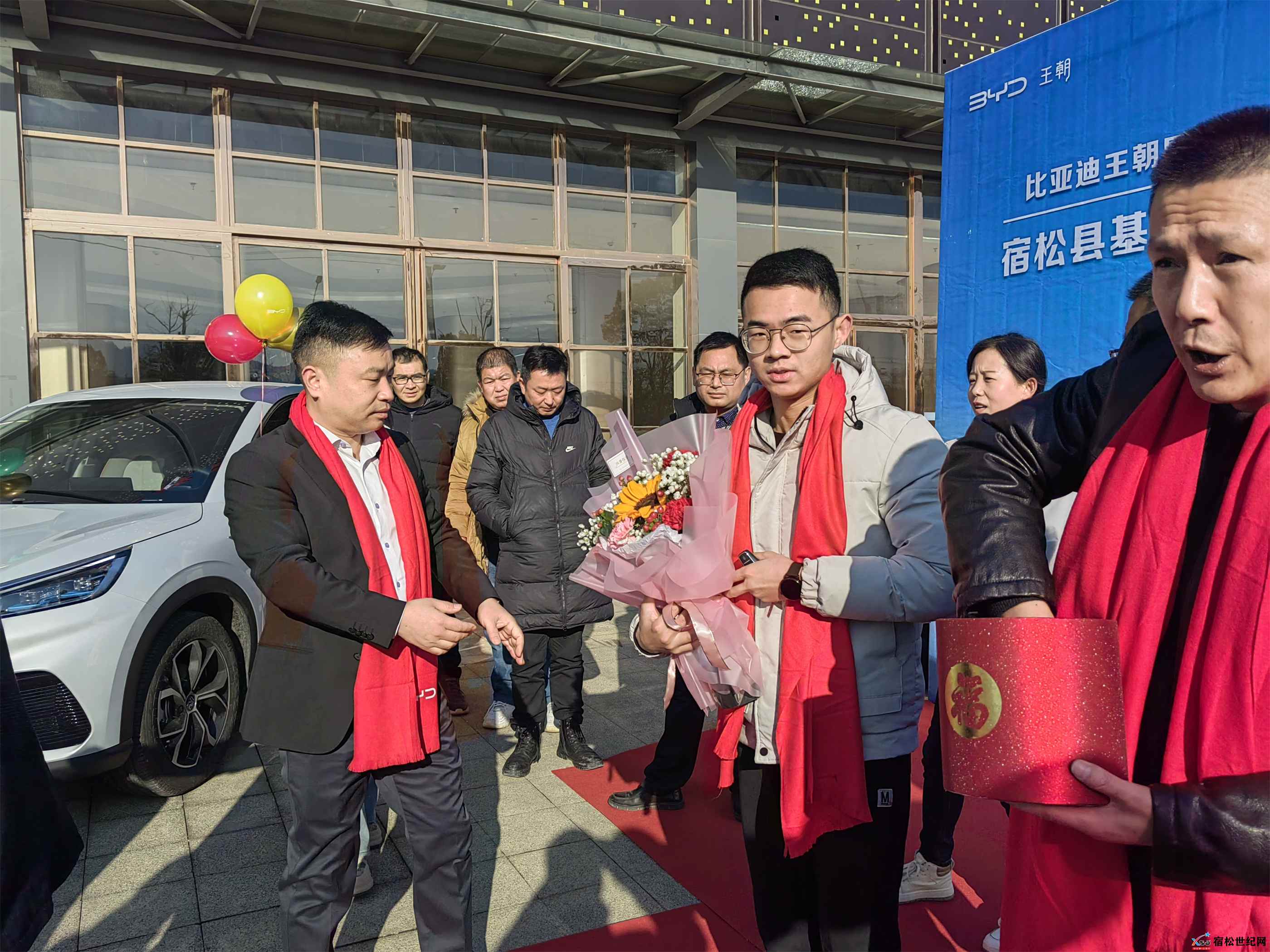 宿松：启动新能源公务车租赁助力绿色出行 12台比亚迪元PLUS新车交付使用 (2).jpg